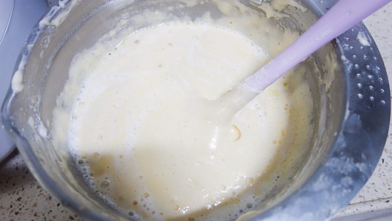 经典海绵蛋糕,7、	把事先保温的牛奶、蜂蜜、黄油用刮刀隔着淋在盆里，这样不容易让液体沉底，用倒抽拌匀，