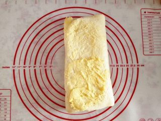 奶黄馅吐司,再把右边向中间折叠，再涂抹上奶黄馅，