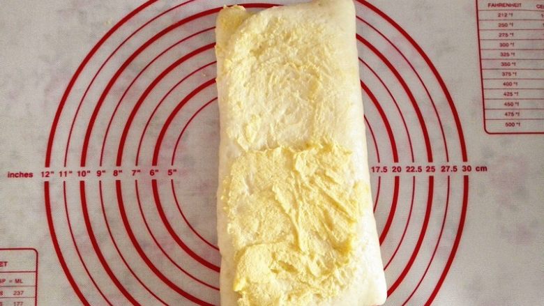 奶黄馅吐司,再把右边向中间折叠，再涂抹上奶黄馅，