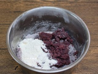 紫薯馅馒头,紫薯泥本身有甜味不用加糖，加上50克面粉揉成团就可以了