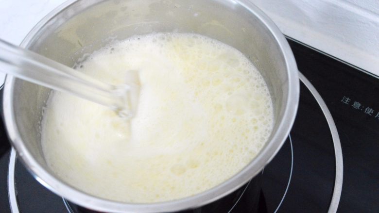 一个不正经的闪电泡芙,快速加热使黄油融化煮沸。不要小火慢煮。这样会造成水分过度蒸发