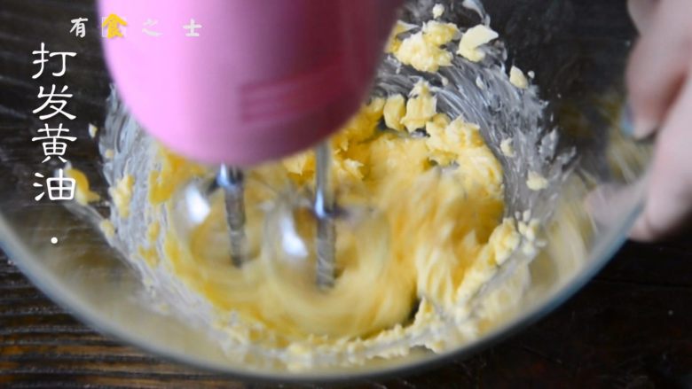 自制奶黄冰皮月饼，跟五仁蛋黄说拜拜,无盐黄油室温软化，然后用打蛋器打至顺滑