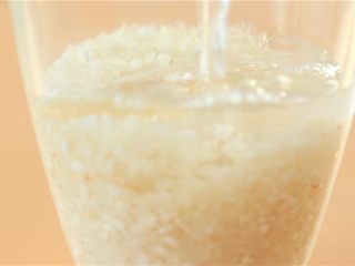 肉糜黄瓜粥,大米浸泡2小时。
ps：大米提前浸泡，能够刺激大米中多种酶的产生，这些活性物质对人体健康和营养的吸收非常有益。