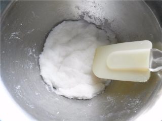 天然彩色冰皮月饼,170g冰皮月饼预拌粉用170g开水冲开，搅拌均匀成面团后晾凉。