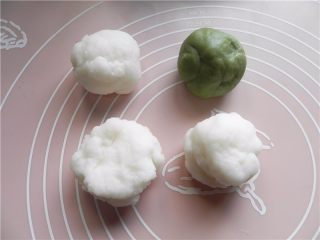 天然彩色冰皮月饼,带上手套，将月饼面团平均分成4份，取其中1份面团加青汁粉，揉匀成小球。