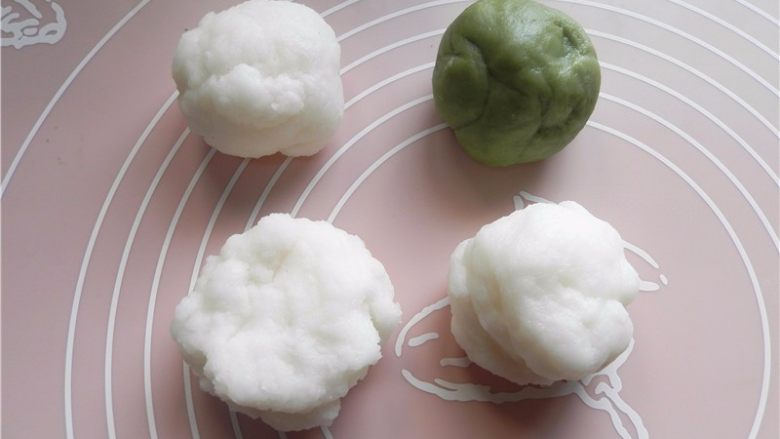 天然彩色冰皮月饼,带上手套，将月饼面团平均分成4份，取其中1份面团加青汁粉，揉匀成小球。