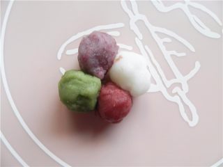 天然彩色冰皮月饼,4个面团用手挤在一团（凑成25克左右）。