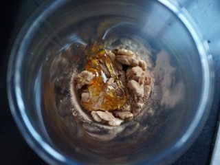 奇亚籽藜麦核桃巧克力青团,然后将烘干后的核桃加入蜂蜜搅拌成带有颗粒的混合物