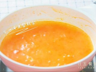 胡萝卜莲藕排骨面线 宝宝辅食西兰花+番茄,加一碗水煮开，煮开后开小火。