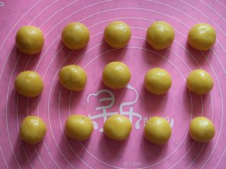 桃酥,将面糊分成等份的15个小圆球，备用。