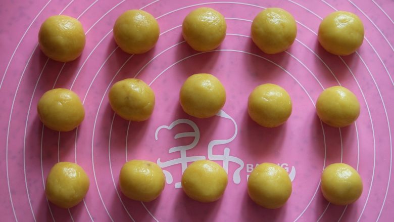 桃酥,将面糊分成等份的15个小圆球，备用。