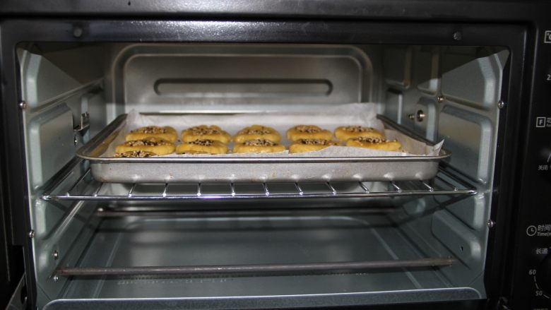 桃酥,提前十分钟预热烤箱中层，180度烤20分钟，看到桃酥上色即可。