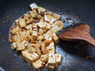 肉燥虾仁豆腐,最后加入豆腐煸炒，等待虾仁熟透就能起锅。

