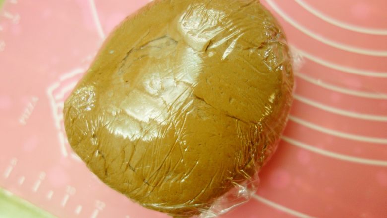 全麦可可麻薯肉松软欧,软软的时候裹上保鲜膜放冰箱
