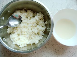 锦鲤寿司,制作锦鲤寿司：米饭里放适量寿司醋搅拌均匀。