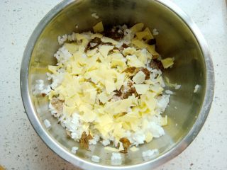 锦鲤寿司,鸡蛋皮和海苔撕碎放入米饭中，搅拌均匀。