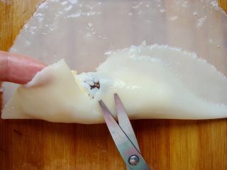 锦鲤寿司,掀起一边向上折，剪开一个“V”形的口子，方便折叠使前端形成鱼嘴巴。