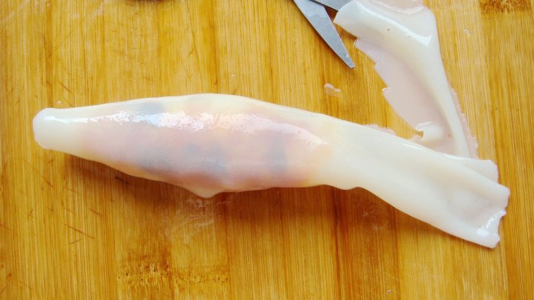 锦鲤寿司,收口向下放，剪掉多余的边角。