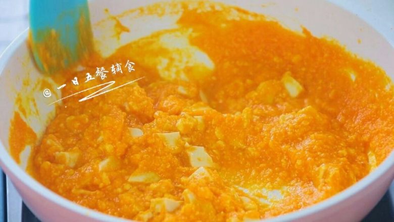 胡萝卜蛋黄糊 宝宝健康辅食，嫩豆腐 ,三分钟即可出锅。
