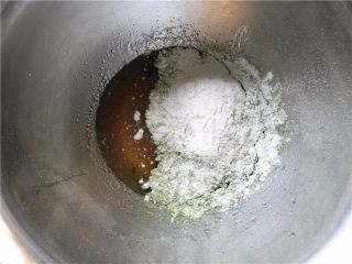 青汁月饼,倒入一半的月饼预拌粉。