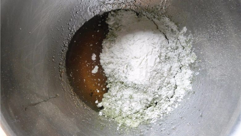 青汁月饼,倒入一半的月饼预拌粉。