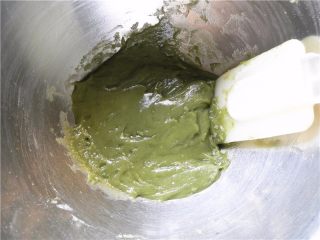 青汁月饼,用刮刀（或刮板）反复压拌至成团（要用按压的方式，不能使劲搅拌，否则面团会上筋）。盖上保鲜膜静置30分钟。