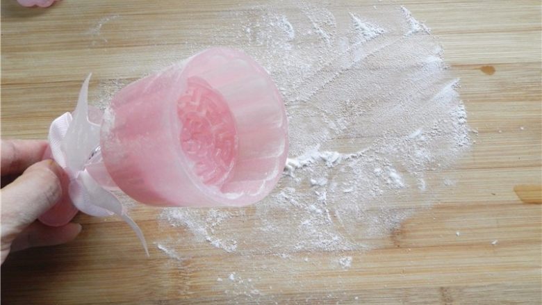 青汁月饼,学厨水晶粉50克月饼模中撒一层薄薄的面粉防沾（也可模具中薄薄的刷一层油），或在案板上薄撒中粉，面团沾滚少少中粉，不可多。