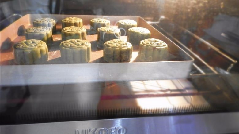 青汁月饼,放预热好的UKOEO烤箱中烤5分钟。