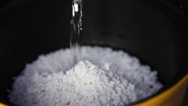 有家鲜厨房|秋分养生粥：白梨鸡蛋鲜米粥,锅内倒入清水，加入浸泡过后的鲜米