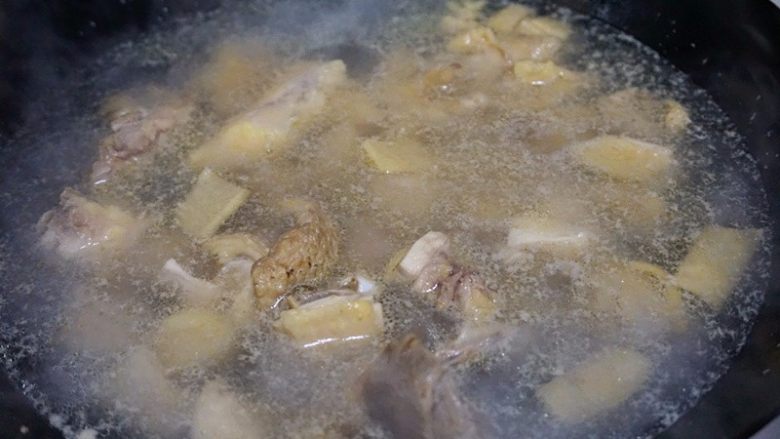 家庭版黄焖鸡,3.锅内倒水煮沸，将切好的鸡块放入沸水中焯烫然后捞出沥干水分