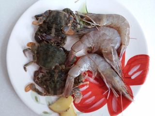 海鲜粥,小花盖蟹和大白虾处理干净