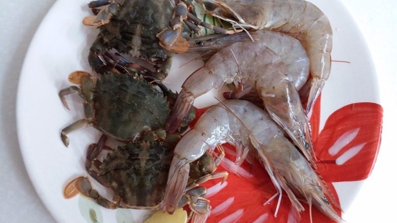 海鲜粥,小花盖蟹和大白虾处理干净