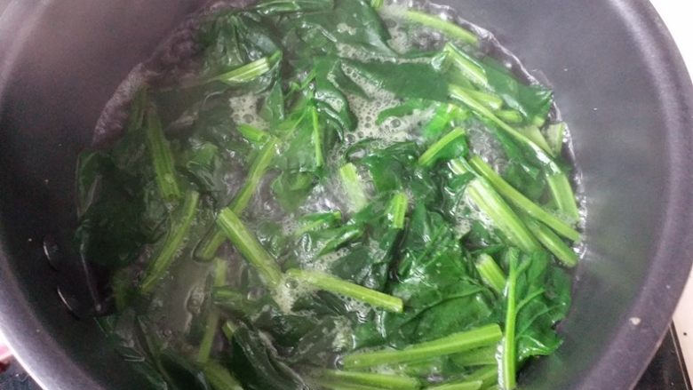 海鲜粥,切段后放入锅中焯一下，去掉菠菜里面的草酸