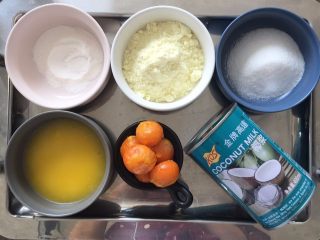 奶黄流心月饼,先制作流沙馅。
称齐流沙馅里的所有材料。
黄油隔水融化。
除咸蛋黄以外，将所有材料混合搅拌。