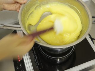奶黄流心月饼,除咸蛋黄以外，将所有的材料倒入盆里。
并隔水加热，边加热边 不停的搅拌。