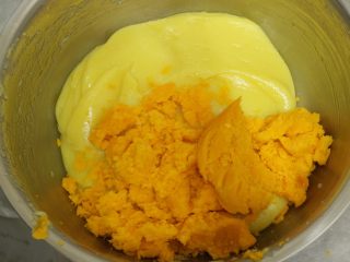 奶黄流心月饼,加入均质过的咸蛋黄搅拌。
