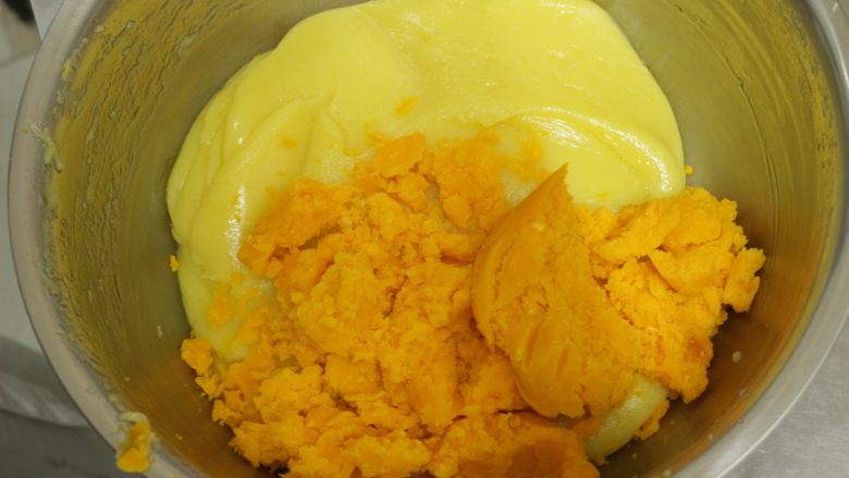 奶黄流心月饼,加入均质过的咸蛋黄搅拌。