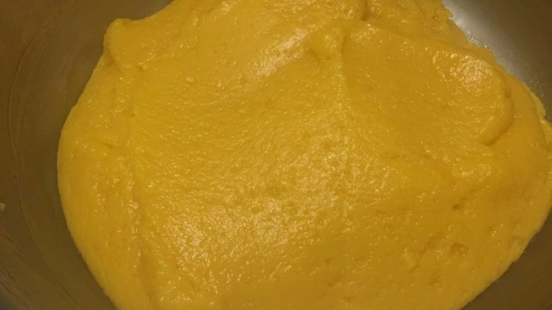 奶黄流心月饼,做好的奶黄馅色泽黄亮。
将奶黄馅包上保鲜膜入冰箱冷藏5小时左右，或者过夜。