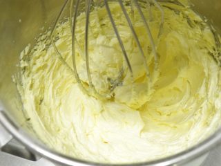 奶黄流心月饼,月饼皮的制作：
黄油与糖粉称入搅拌桶，搅拌至颜色偏白，加入鸡蛋搅拌至顺滑。