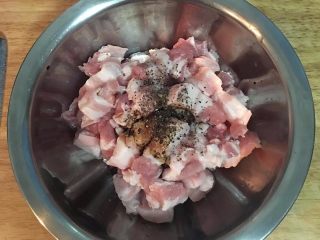 简易香菇油饭,猪肉切粗条状用少许盐、1茶匙酱油和少许胡椒粉抓腌备用。