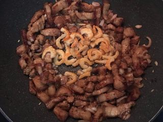 简易香菇油饭,放入虾米炒香。