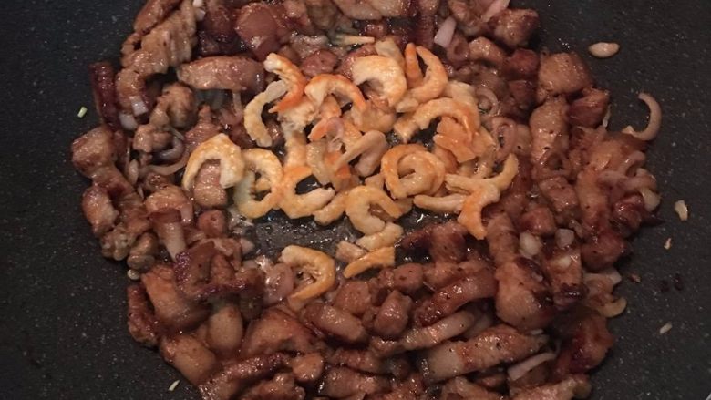简易香菇油饭,放入虾米炒香。