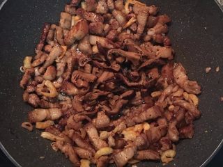 简易香菇油饭,放入香菇炒香。