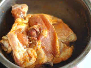 鸡肉土豆沙拉,鸡块用奥尔良腌料腌制几小时入味。