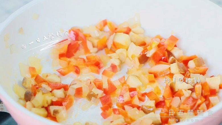 时蔬挤挤面 宝宝辅食，红椒+香菇+洋葱,香菇出水了加红椒炒。