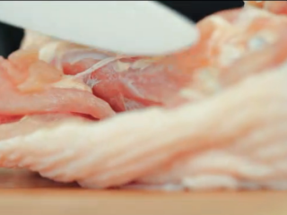 日式照烧鸡排,将鸡腿的肉用小刀剔下来。剔成大块。