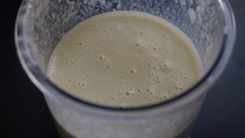 奇亚籽牛油果奶昔#甜味#,将奇亚籽倒入牛油果奶昔中充分搅拌