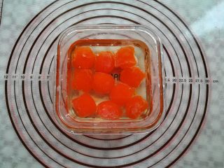 广式红豆沙蛋黄月饼,蛋黄从冰箱里取出彻底解冻，用没过蛋黄的植物油泡2天