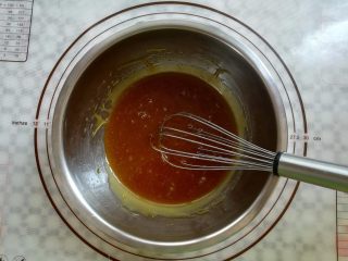 广式红豆沙蛋黄月饼,用手抽混合均匀