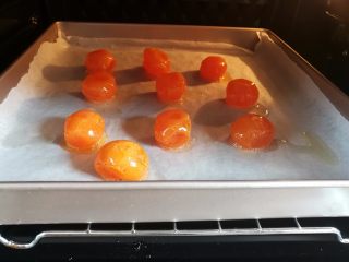 广式红豆沙蛋黄月饼,5分钟后蛋黄烤熟关闭电源，不要烤太久，油容易烤干